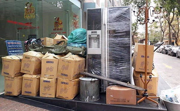 Hàng hóa quá nhiều khiến các chủ shop gặp khó khăn khi di dời cửa hàng